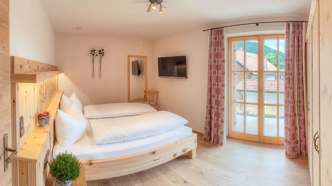 Schlafzimmer mit Zirbenholzausstattung und TV Schlafzimmer mit Zirbenholzausstattung und TV